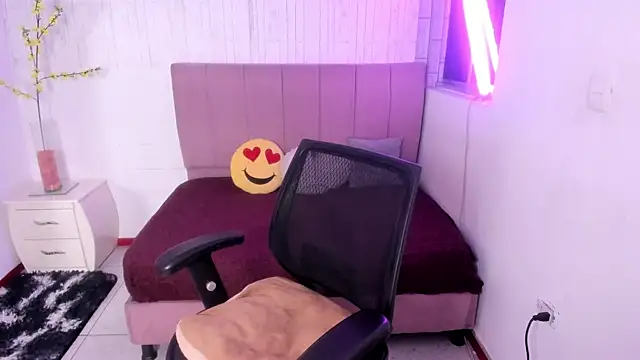 Snapshot of anna_moon11 chatting on November 19, 4:23 am anna moon11 online show from November 19, 4:23 am