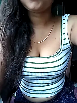 Snapshot of Desi_couple305 chatting on October 7, 1:25 am Desi couple305 online show from October 7, 1:25 am