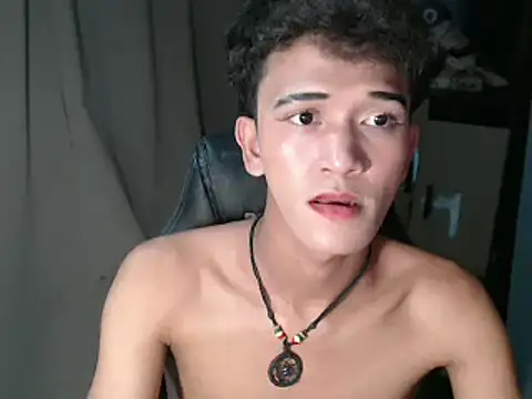 Snapshot of kenbigcockxx chatting on October 16, 9:32 am kenbigcockxx online show from October 16, 9:32 am