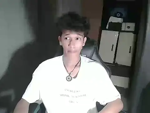 Snapshot of kenbigcockxx chatting on November 2, 10:28 am kenbigcockxx online show from November 2, 10:28 am