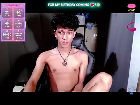 Snapshot of kenbigcockxx chatting on November 6, 5:36 pm kenbigcockxx online show from November 6, 5:36 pm