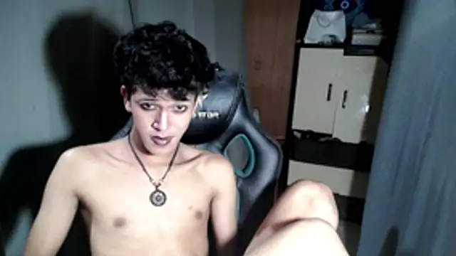 Snapshot of kenbigcockxx chatting on November 9, 6:06 pm kenbigcockxx online show from November 9, 6:06 pm