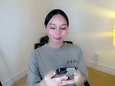 holly tabby online show from January 8, 9:17 pm