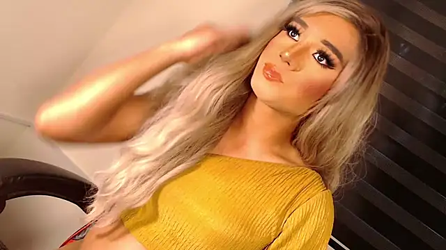 Snapshot of SissifyMeNow chatting on November 2, 11:18 pm SissifyMeNow online show from November 2, 11:18 pm