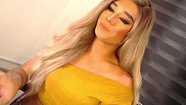 Snapshot of SissifyMeNow chatting on November 11, 1:27 am SissifyMeNow online show from November 11, 1:27 am