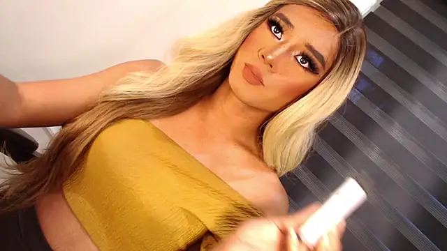 Snapshot of SissifyMeNow chatting on December 5, 1:47 am SissifyMeNow online show from December 5, 1:47 am