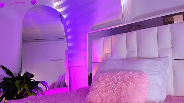 Snapshot of sara_goddess01 chatting on September 18, 6:10 pm sara goddess01 online show from September 18, 6:10 pm