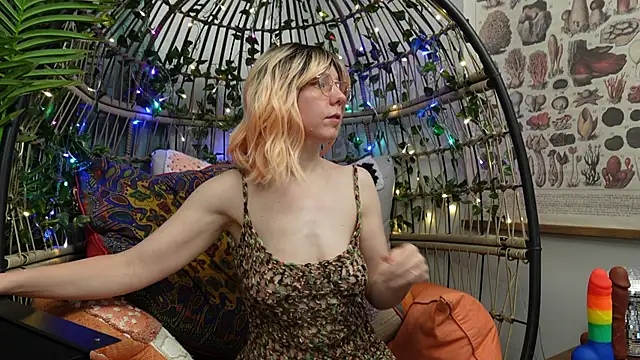 Snapshot of bendingofwillow chatting on November 17, 10:15 pm bendingofwillow online show from November 17, 10:15 pm