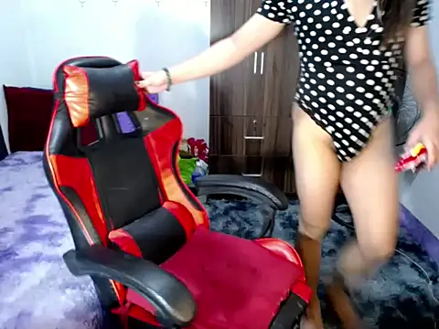 Urassiansweetcummer online show from November 5, 1:49 am