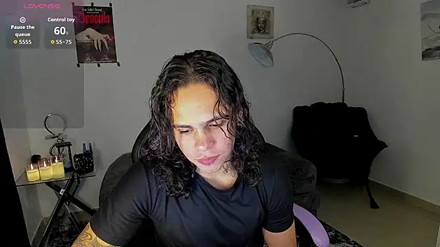 Snapshot of Maximiliano_scoott__ chatting on November 25, 10:43 pm Maximiliano scoott online show from November 25, 10:43 pm