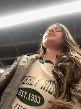 Snapshot of Isabella21_ chatting on February 12, 10:27 pm Isabella21 online show from February 12, 10:27 pm