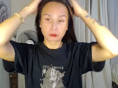 holly bitch online show from April 6, 1:25 am