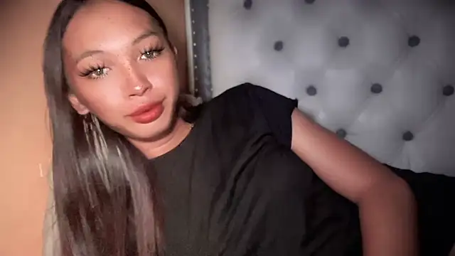 Snapshot of Simi_Ipit chatting on October 17, 9:28 pm Simi Ipit online show from October 17, 9:28 pm