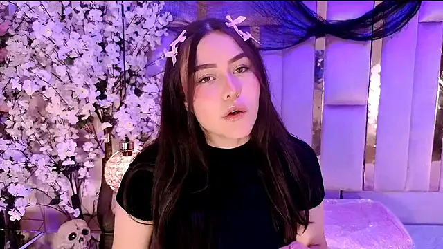 HannaCollins  online show from November 10, 1:10 pm