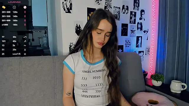 lovelyalivia online show from November 1, 9:55 am