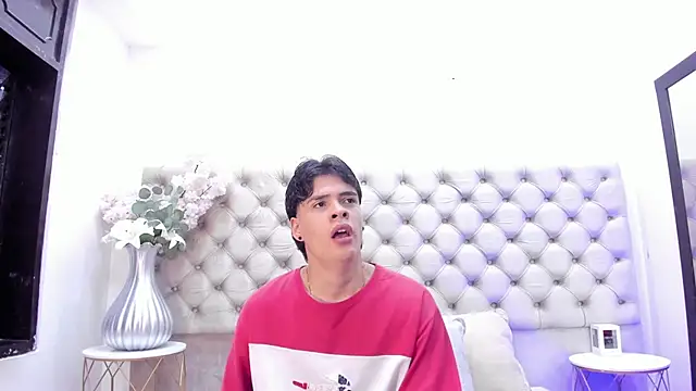 Snapshot of BenitoSaenz chatting on November 6, 11:00 am BenitoSaenz online show from November 6, 11:00 am