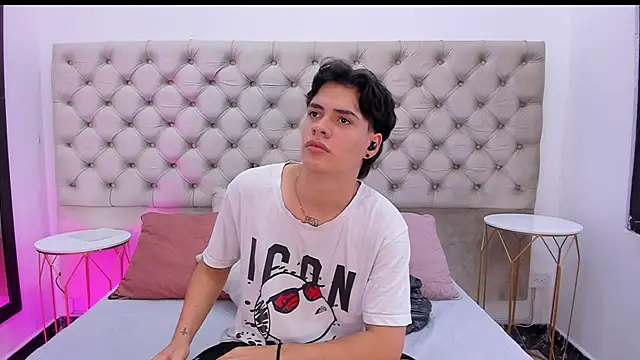 Snapshot of BenitoSaenz chatting on November 18, 11:58 am BenitoSaenz online show from November 18, 11:58 am