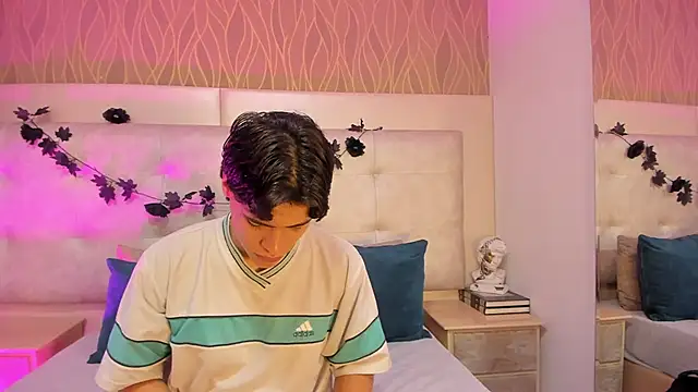 Snapshot of BenitoSaenz chatting on December 4, 12:36 pm BenitoSaenz online show from December 4, 12:36 pm