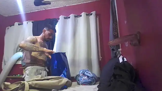 Snapshot of Cnutt310 chatting on October 16, 2:18 pm Cnutt310 online show from October 16, 2:18 pm