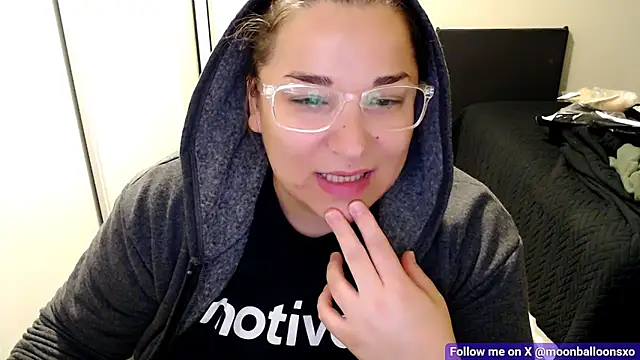 Snapshot of MoonBalloons chatting on November 16, 7:14 am MoonBalloons online show from November 16, 7:14 am