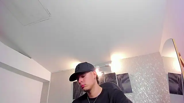 Snapshot of nils_saint chatting on October 28, 3:43 am nils saint online show from October 28, 3:43 am