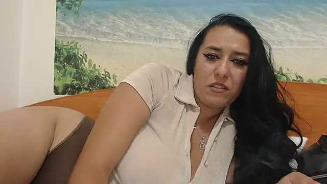 Snapshot of Maryem637048 chatting on September 18, 12:40 pm Maryem637048 online show from September 18, 12:40 pm