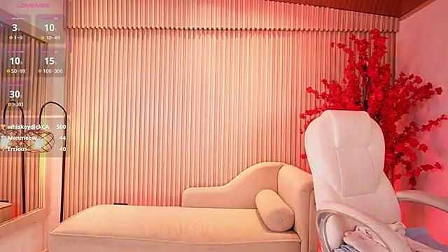 Snapshot of NicoleCrawft chatting on October 31, 12:44 am NicoleCrawft online show from October 31, 12:44 am