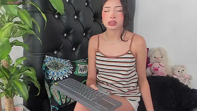 Snapshot of Britney_Rose chatting on October 30, 4:25 am Britney Rose online show from October 30, 4:25 am