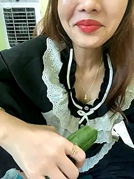 Snapshot of Ri210 chatting on November 12, 2:23 am Ri210 online show from November 12, 2:23 am