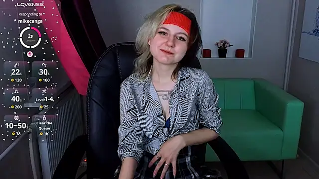 Snapshot of girl_next_doorr chatting on October 24, 1:07 pm girl next doorr online show from October 24, 1:07 pm