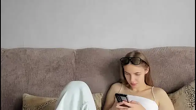 Snapshot of HitGyrl chatting on November 5, 7:52 am HitGyrl online show from November 5, 7:52 am