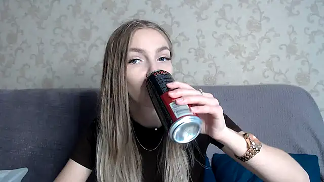 Snapshot of HitGyrl chatting on November 12, 8:04 am HitGyrl online show from November 12, 8:04 am