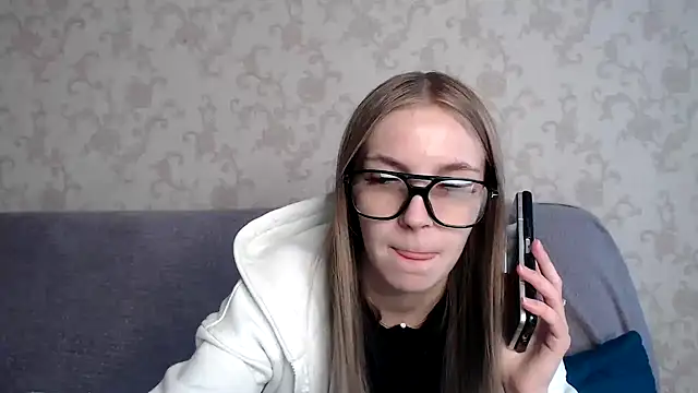 Snapshot of HitGyrl chatting on November 19, 8:36 am HitGyrl online show from November 19, 8:36 am