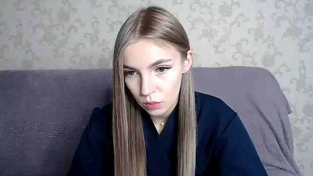 Snapshot of HitGyrl chatting on November 20, 8:03 am HitGyrl online show from November 20, 8:03 am