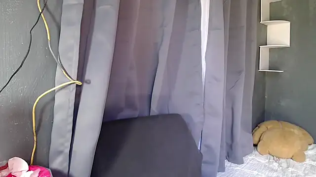 Snapshot of urseductivebarbie_xx chatting on October 4, 4:32 am urseductivebarbie xx online show from October 4, 4:32 am