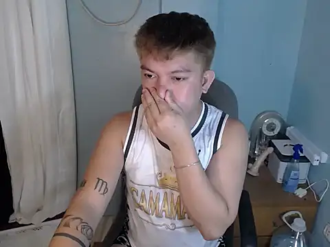 Snapshot of Fuckboii_intown chatting on September 25, 7:56 am Fuckboii intown online show from September 25, 7:56 am