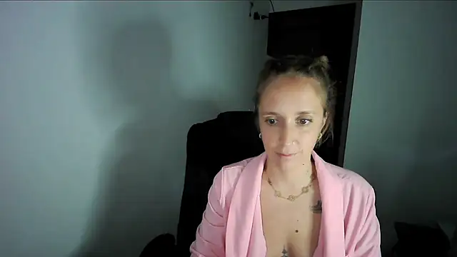 Snapshot of violetofsecret chatting on September 12, 9:59 pm violetofsecret online show from September 12, 9:59 pm