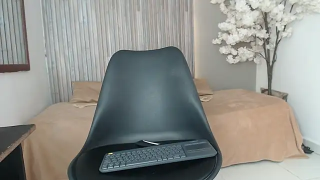 Snapshot of Michellee_20 chatting on October 14, 1:34 pm Michellee 20 online show from October 14, 1:34 pm