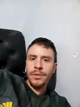 Snapshot of Guto-_- chatting on November 4, 6:18 pm Guto- - online show from November 4, 6:18 pm