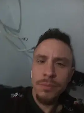 Snapshot of Guto-_- chatting on November 6, 9:48 pm Guto- - online show from November 6, 9:48 pm