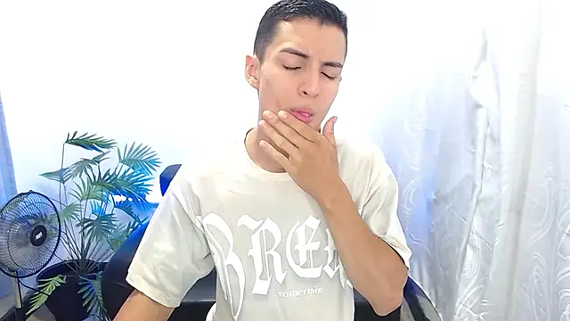 Snapshot of Matiius18 chatting on September 19, 1:45 pm Matiius18 online show from September 19, 1:45 pm