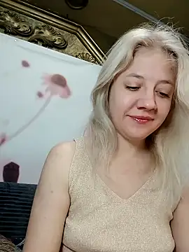 Snapshot of HeronDenni chatting on December 19, 1:01 am HeronDenni online show from December 19, 1:01 am