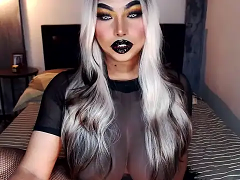 xTrixieMae online show from April 13, 1:33 am