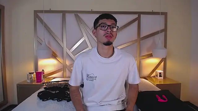 Snapshot of Jaxon_Carter chatting on December 14, 12:27 am Jaxon Carter online show from December 14, 12:27 am