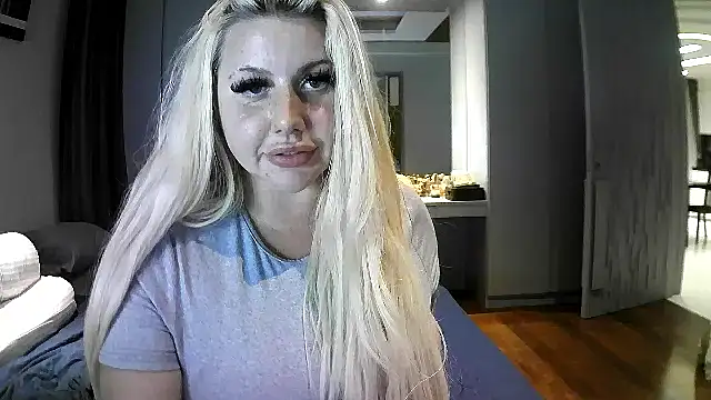 Snapshot of TiaDoll chatting on October 4, 4:16 pm TiaDoll online show from October 4, 4:16 pm