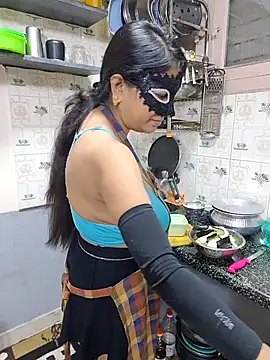 Queen Nightt online show from September 26, 3:21 am