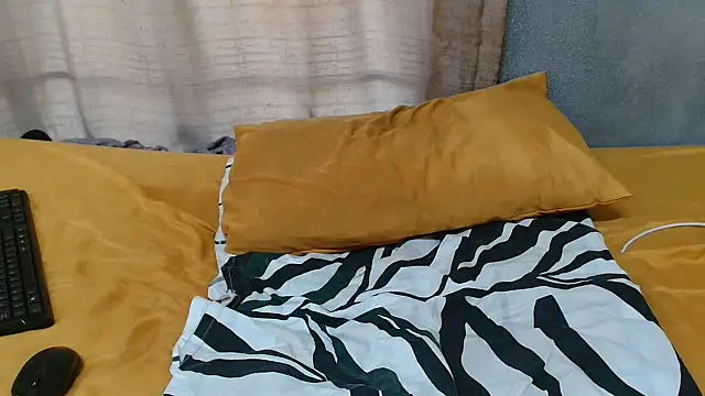 Snapshot of curvydarckcohocolate chatting on October 7, 7:38 am curvydarckcohocolate online show from October 7, 7:38 am