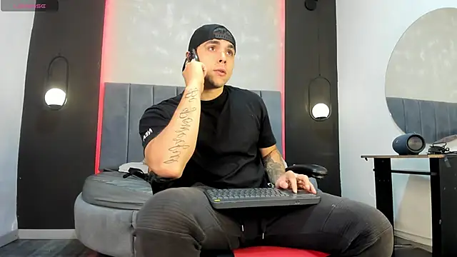 Snapshot of Liam_walk_ chatting on September 19, 10:43 pm Liam walk online show from September 19, 10:43 pm