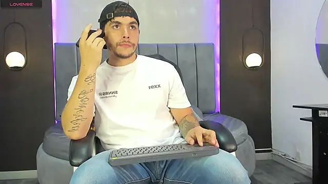 Snapshot of Liam_walk_ chatting on November 14, 9:35 pm Liam walk online show from November 14, 9:35 pm