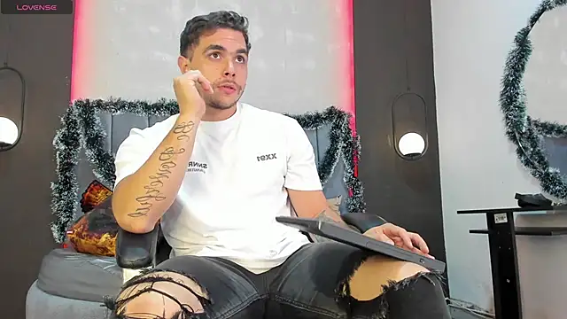 Snapshot of Liam_walk_ chatting on December 4, 11:24 pm Liam walk online show from December 4, 11:24 pm